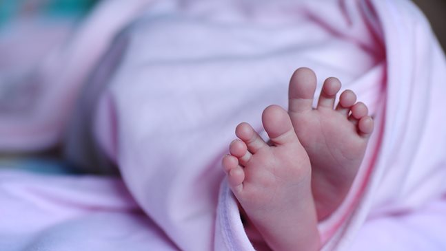 Жена с две матки роди близнаци месец след раждането на момченце