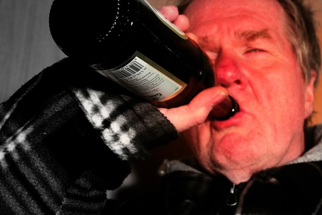 Злоупотребяващите с алкохол изглеждат на много повече години, отколкото всъщност са. Често имат и издайнически червени петна по лицето от спукани кръвоносни съдове в близост до повърхността на кожата..
