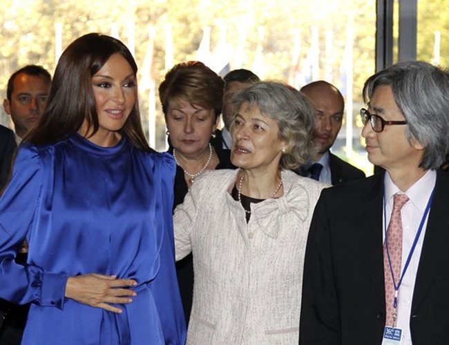 Алиева  (вляво) разговаря с генералния директор на ЮНЕСКО Ирина Бокова на сесия на организацията в Париж.