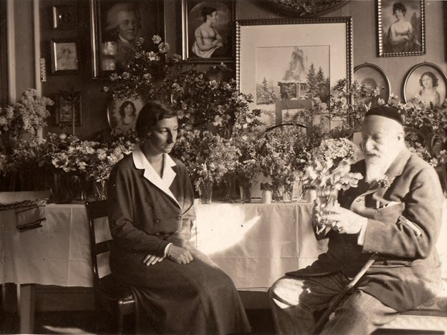 Монархът в  изгнание  Фердинанд  в двореца  “Августин” през 1931 г.  с дъщеря си княгиня Евдокия.