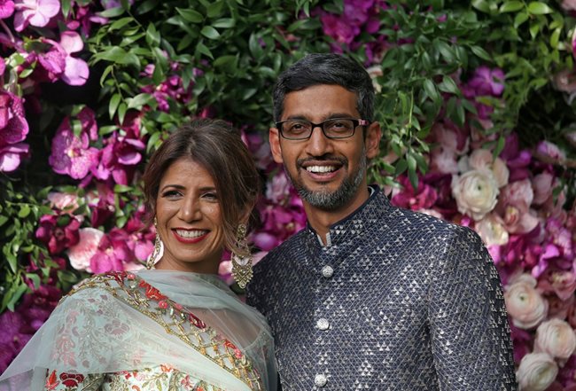 Бизнесменът и главен изпълнителен директор на Гугъл Сундар Пичай и съпругата му