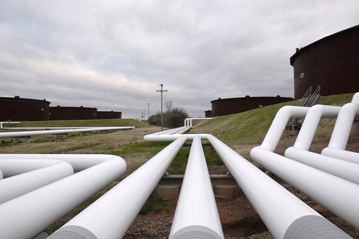 Тръбопровод към хранилището за петрол в американския щат Оклахома. Намаленият брой на сондажите в САЩ подкрепя високите цени на нефта. 

