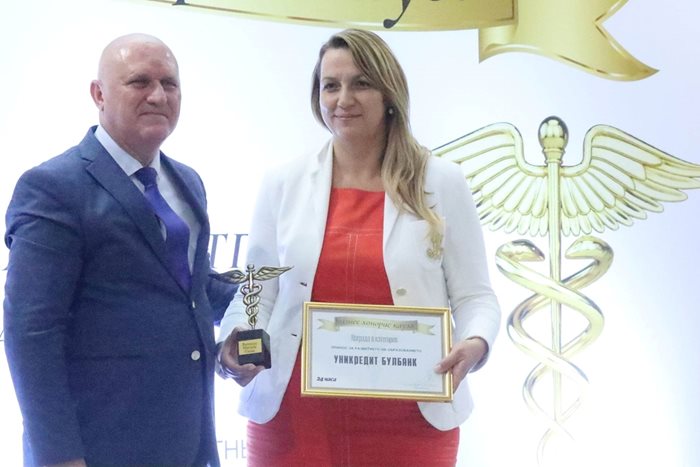 Главният изпълнителен директор на Уникредит Булбанк Цветанка Минчева получи отличието на банката от министъра на образованието Галин Цоков