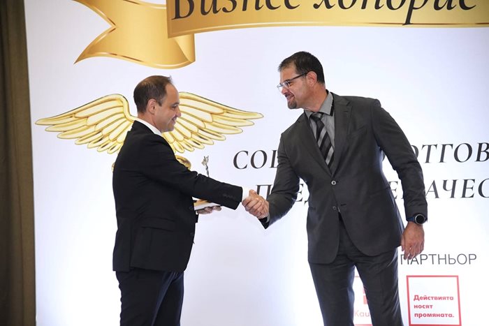 Илия Караниколов, председател на УС и изпълнителен директор на банката получи наградата от Мартин Гиков, заместник-министър на иновациите