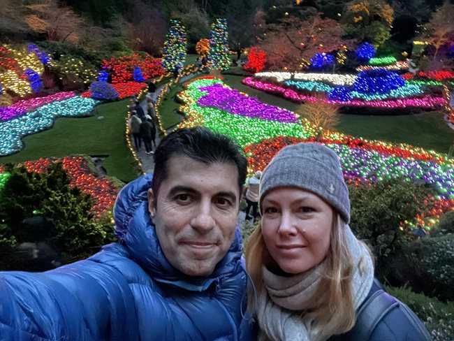 Кирил и Линда Петкови в цветните градини край град Виктория