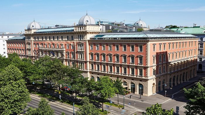 Хотелите “Сахер” (предната снимка) и “Кемпински” във Виена са възстановени по същата технология, каквато ще се използва и за сградата на бул. “Цар Освободител”.