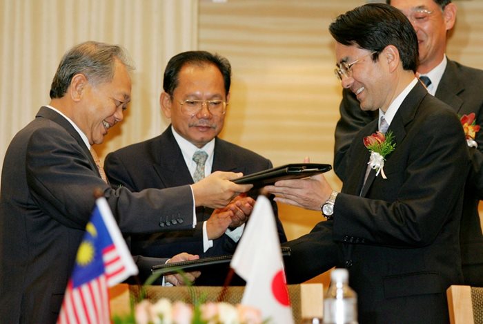 Томохиро Йонияма (вдясно), генерален мениджър на подразделение “Транспорт и конструкционни системи” в европейския клон на фирмата Sumitomo Corporation, е подписал договора за покупката на “Мото-Пфое”.