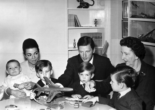 Симеон, доня Маргарита и четирите им момчета заеднво с царицата майка Йоанна в дома им в Мадрид.