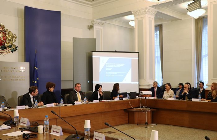 Представители на ОИСР отчетоха напредък на България при управлението на публичните фирми на среща в Министерския съвет.