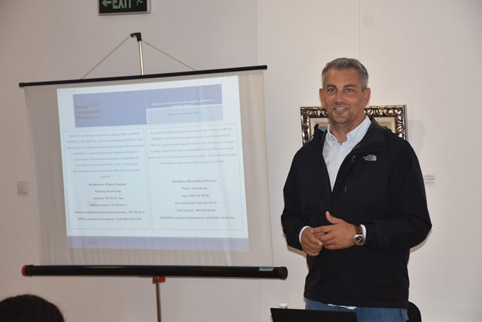 Ръководителят на проекта Георги Петков обяснява как работи геотермалният климатик в Поморие.
