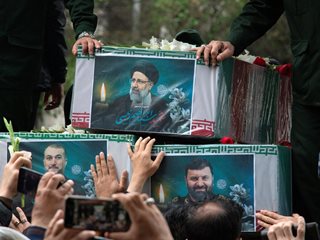 Иран отдава почит в памет на загиналия с хеликоптер президент Раиси (Снимки)