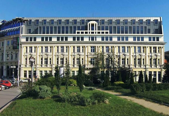 Сградата на ББР е реставрирана по точно такъв проект, по който ще се възстанови и “Гранд хотел България”.