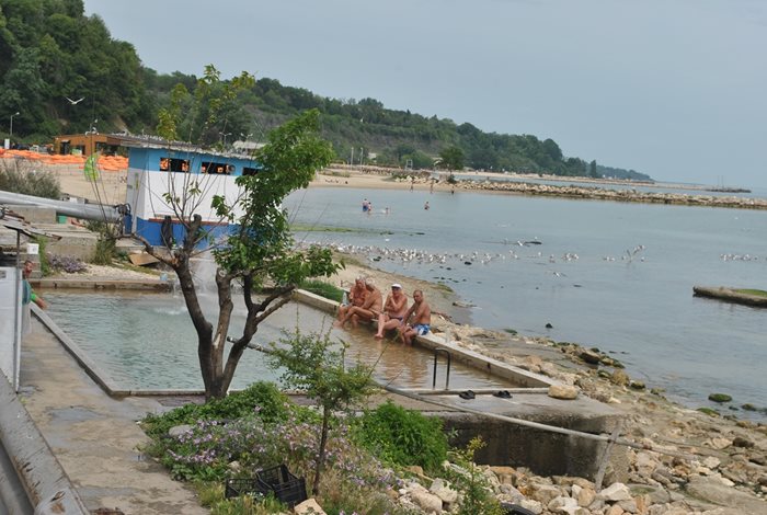 Минералният плаж във Варна е на морския бряг.
