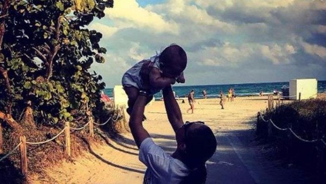 Мика Стоичкова заведе дъщеря си на плаж (снимки)