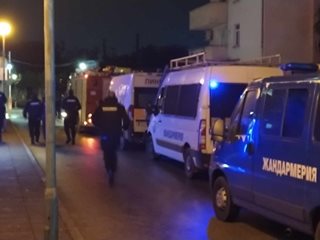 Тежко въоръжена жандармерия настъпва към дома на барикадиралия се Венцеслав Караджов в Пловдив (Снимки, видео)