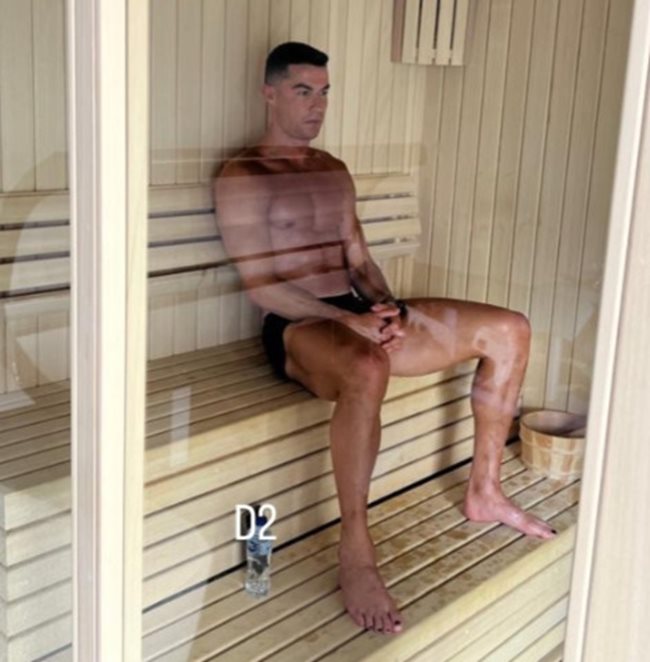 Кристиано Роналдо позира в сауната си с лакирани нокти на краката. © Instagram/cristiano