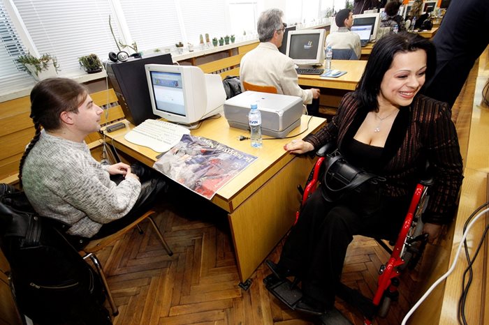 Държавната администрация организира специален конкурс за подбор на хора с увреждания през 2009 г. Оттогава обаче и там не е правена подборка за такива служители.
