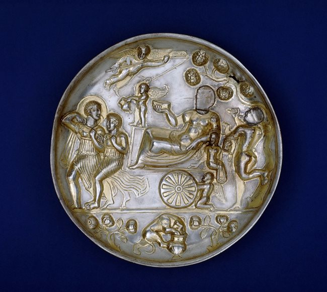 Позлатена сребърна чиния, върху която е изобразен триумф на Дионис