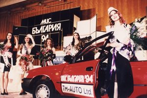Стела Огнянова с короната на “Мис България” през 1994 г.