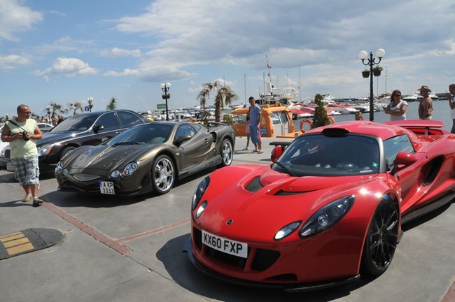 Братята Йордан и Динко Диневи шофират единственото в България Hennessey Venom GT. Червеният звяр събира очите на летовниците, минаващи край яхтеното пристанище на Свети Влас.