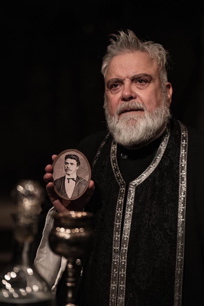 С образа си на поп Кръстьо в представлението “Великденско вино” Владимир Пенев е номиниран за театралните награди “Аскеер”