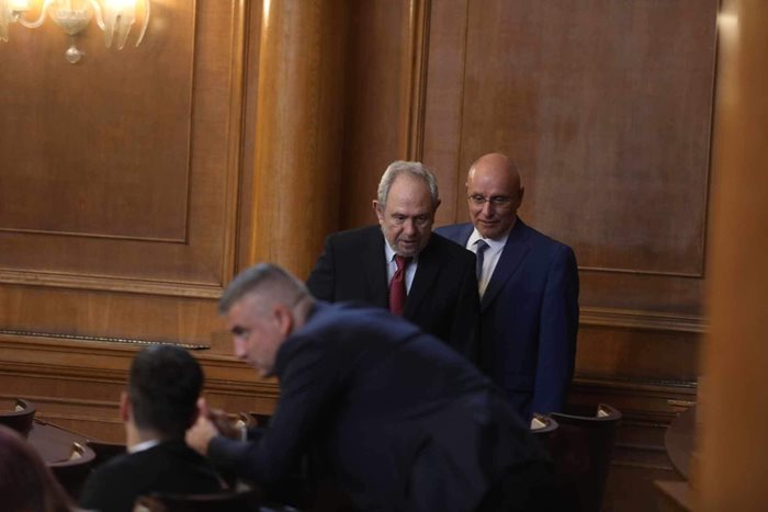 Любомир Христов и Димитър Радев влизат в пленарна зала преди гласуването за избор на новия гуверньор 

СНИМКА: Николай Литов