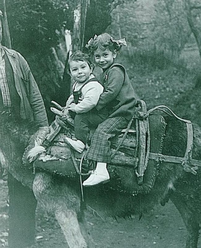 Калин Вельов язди магаре със сестра си.