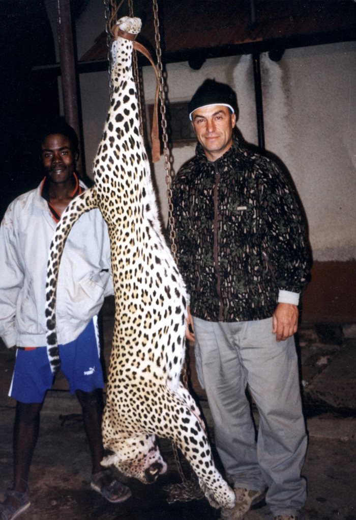 Уволненият горски шеф след сафари в Африка. Той е един от най-големите организатори на екзотичен лов.