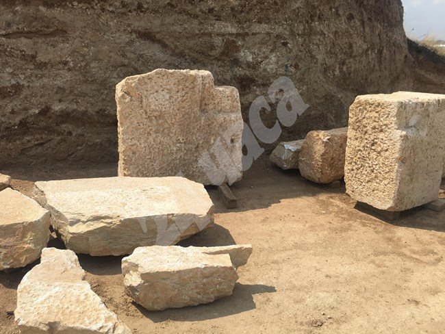 Каменни блокове, които са придържали статуя върху покрива на гробницата