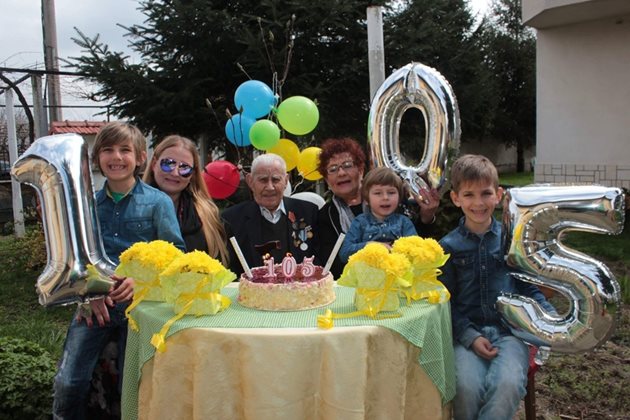 Дълголетникът на 105-ия си рожден ден заедно с близките си