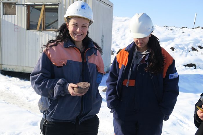 Геоложката Ева Мариновска показва ядка от аргелит, който запушва резервоара, в който се складира газът.