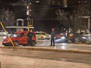 Катастрофа между джип и кола на Орлов мост в София вкара младеж в болница (Снимки)