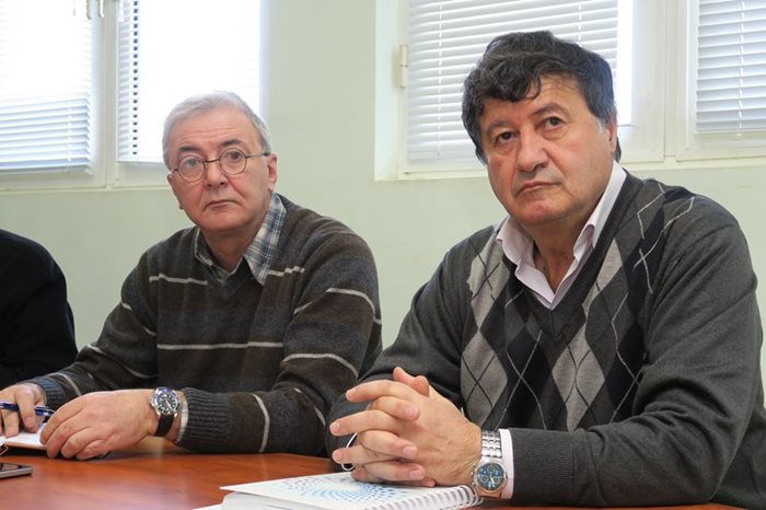 Валери Петров, ръководител на управление в “Булгартрансгаз”, и Младен Йорданов, шеф на хранилището, разказват колко газ се добива в студените дни.