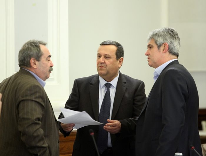 Социалният министър Хасан Адемов разговаря с Пламен Димитров и Чавдар Христов от КНСБ на заседание на тристранката.