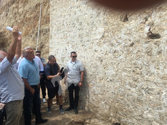 Борисов се изуми от мащабите на гробното съоръжение до село Маноле