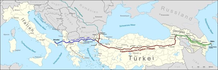 На картата в червено е Трансанадолският газопровод, а в синьо - Трансадриатическият. С пунктирана линия е несъстоялият се газопровод “Набуко”, който трябваше да мине през България.