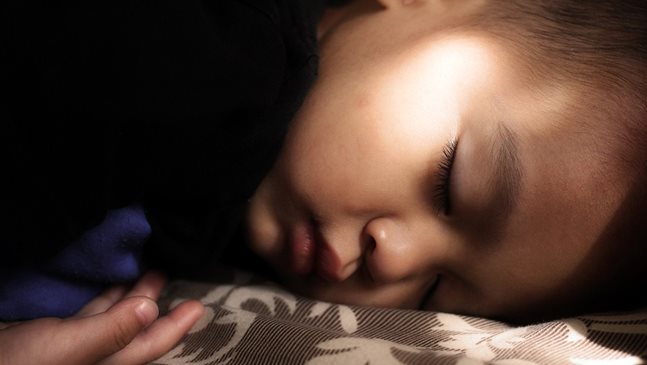 Детето често се стряска, докато спи. Защо?