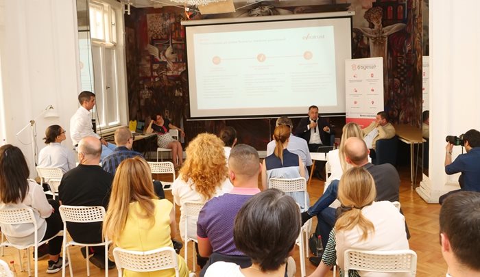 Изпълнителният директор на ПОД-Бъдеще Андрей Шотов и председателят на УС на компанията Георги Димитров обясняват как се избира и сменя фонд с мобилно приложение.