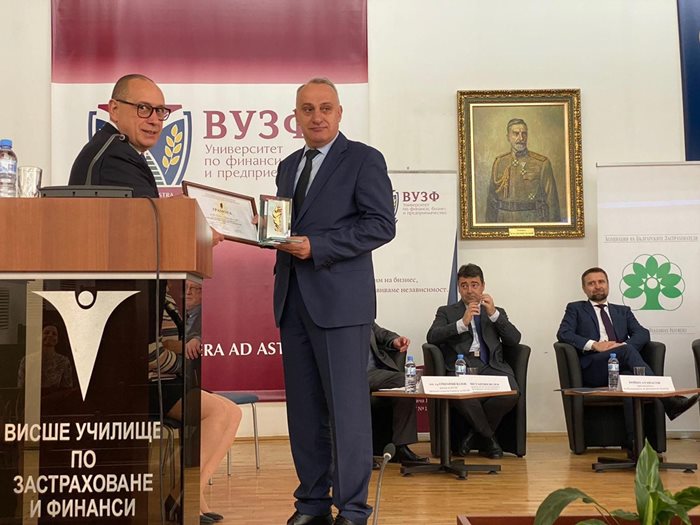 Александър Личев  - изпълнителен директор на "ОЗК-Застраховане" (вдясно), получи наградата за най-динамично развиващо се дружество. 