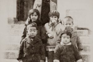 Заедно с децата на съветския посланик в Токио и техни другарчета. Русото момченце вдясно е Олег Трояновски - бъдеща голяма звезда в съветската дипломация