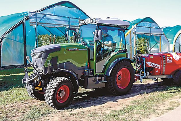 Електрическият трактор Fendt e107 V Vario е подходящ за пръскане и на лозя, и на овошки, и в оранжерии