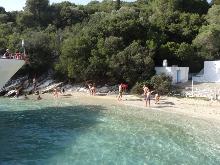 Най-близкият остров до Лефкада е Скорпио. На този малък плаж през 1972 г. е направена най-скъпата снимка в света. Папарак издебва Жаклин Кенеди, когато се къпе тук гола.