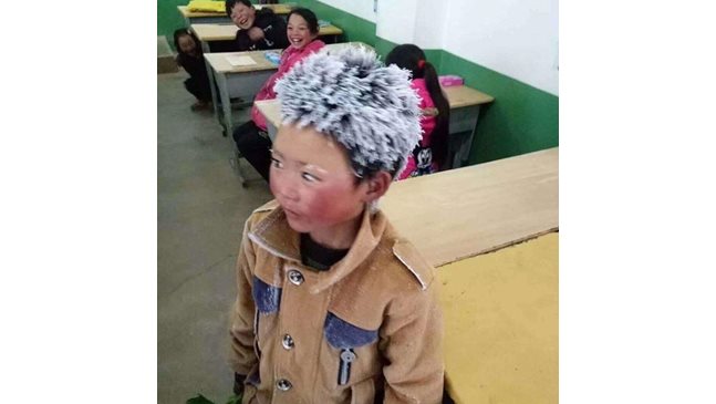Дете, изминаващо пеша 4 км до училище всеки ден, развълнува хиляди със замръзналата си коса