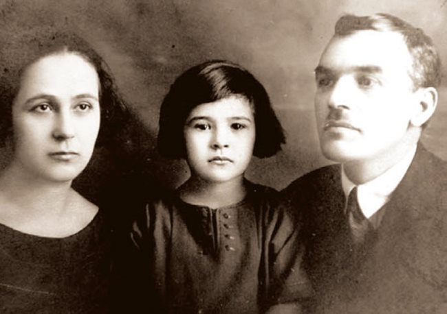 Йордан Йовков със съпругата си Деспина и дъщеря им Елка