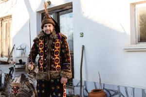 25-годишният Методи Иванов за втора поредна година е предводител на групата от сурвакари  в Кошарево, а костюмът му е като на войвода.