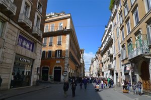 Старата римска улица „Виа дел Корсо”, по която преди повече от 400 г. се е подвизавал Караваджо, днес е пълна с туристи.