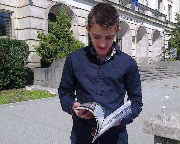 14-годишното момче с интерес разглежда материалите, свързани с пътуването му до Германия.