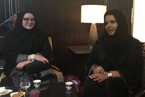 Д-р Ханан ал Ахмади (вдясно) и Худа ал Хелайси вече имат място в историята на Саудитска Арабия като първите жени в Меджлис ал Шура - консултативният орган, който играе ролята на парламент в кралството.