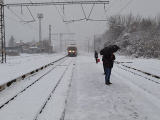 Коментар на седмицата №3: Ледени чиновници карат влака и пускат тока в държавата