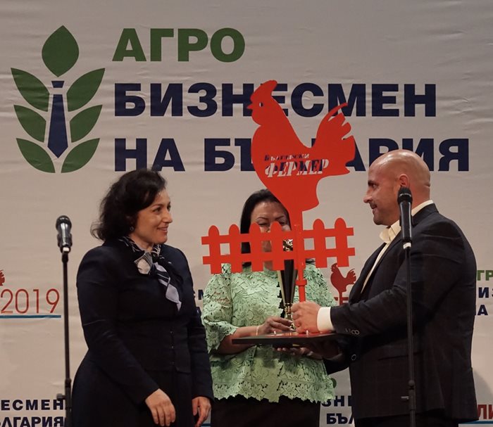 Министър Десислава Танева и Светла Стоянова, носител на приза “Агробизнесмен на България” за 2018 г. пожелаха на Станчо Станчев достойно да защити наградата.